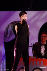 组图：郑丹瑞林珊珊开唱 感激林子祥叶德娴帮助