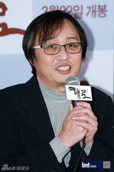 组图：韩国演员朱铉艺秀晶出席电影《偕老》首映