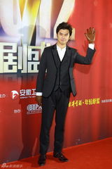 组图：群星亮相国剧盛典红毯 宋茜娇俏袁莉华贵