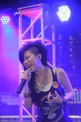 组图：邓紫棋为马场表演助兴