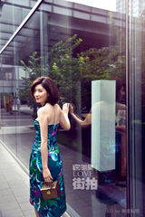 明星爱街拍：贾静雯淑媛范儿出街 展温婉笑容