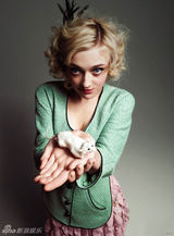 组图：达科塔-范宁金色卷发登封面 萝莉初成长