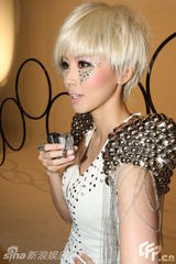 幻灯组图：傅颖拍MV穿性感舞衣 化身白发魔女