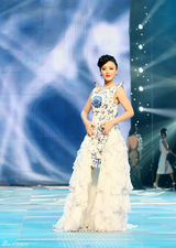 组图：陈廷嘉京城派对穿越青花装性感秀风姿