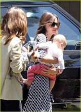 组图：米兰达-可儿携子访友 尽显辣妈风采