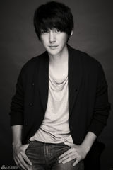 高清图：韩星宋昌义黑白写真显浪漫贵族气质
