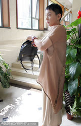 组图：苏越诈骗案重审面色愧疚 安雯旁听神情焦急