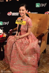 组图：微博之夜专访 Angelababy(杨颖)求大家别催婚