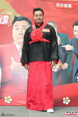 组图：滕丽名提前获赠生日礼物 薛家燕旅行过年