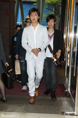 组图：陈柏霖白色西装亮相 自称比大仁哥有趣