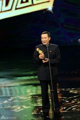 组图：李雪健获最佳男配佩戴国旗徽章领奖