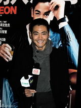 组图：邵兵亮相时尚活动 硬汉被曝是混搭高手