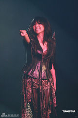 幻灯图：张惠妹个唱骷髅装亮相 伏明霞夫妇到场