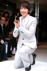 幻灯图：赵又廷代言挑战求婚戏码 诠释完美新郎