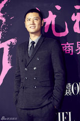 组图：任重亮相《时装》盛典  稳重内敛绅士范儿