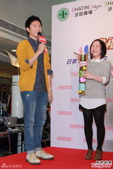 组图：韦礼安赞女友身材好 获粉丝送礼物惹尴尬