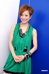 幻灯：郑秀文出席音乐中心开幕礼 老板为其首位助手