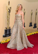 高清图：奥斯卡红毯 卡梅隆-迪亚兹金裙映衬小金人