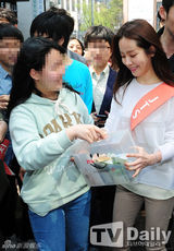 组图：韩星韩智敏朴真熙裴钟玉为饥饿儿募捐