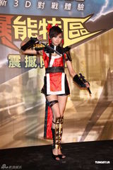 组图：蔡依林女王装代言网游 笑谈新专辑走光