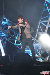 组图：萧敬腾炎亚纶亮相圣诞演唱会high翻全场