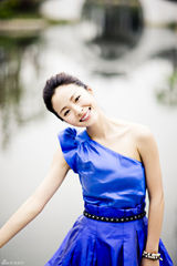 高清图：江一燕拍大片微笑向暖 蓝衣飘飘展童真