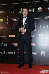 组图：最成熟新演员徐家杰金像后台感谢父母