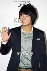 组图：尹时允柳真等参加《面包王金卓求》庆功宴