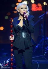组图：克里斯汀娜爆乳紧身献唱 瘦身明显秀曲线
