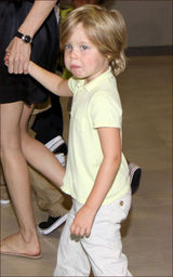 组图：茱莉携四孩子亮相 女儿中性打扮酷似皮特