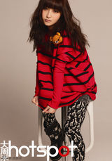 组图：姚笛最新杂志封面带来春意暖暖