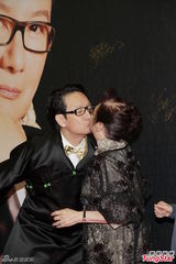 组图：名伶白雪仙亮相梅艳芳纪念展 唇吻设计师