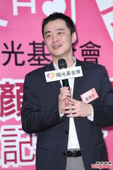 组图：Selina助力颜损慈善活动 老公力挺爱相随