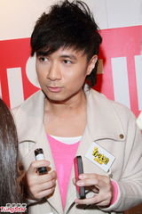 组图：古巨基尚未考虑求婚 代言勾童年回忆