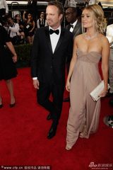 组图：《绝命毒师》亚伦-保尔携妻亮相艾美红毯