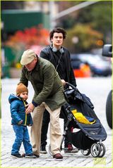 组图：米兰达开心赴日 前夫带萌子显父爱