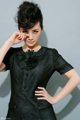 幻灯图：何琳时尚写真登封面 自言用执着之名叛逆