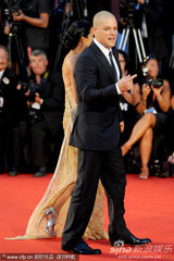 组图：《传染病》首映 格温妮丝-帕特洛粉裙动人