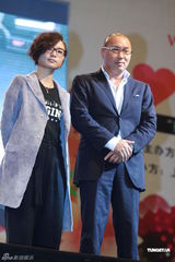 组图：周笔畅潮牌落户上海 否认开店比唱歌赚钱