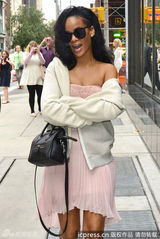 组图：蕾哈娜半透明抹胸性感凸点 露香肩展风情