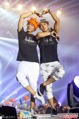 高清图：神话香港开场秀肌肉 配对比心致谢