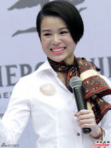 组图：胡杏儿衬衣长裤亮相 全程微笑心情好