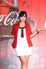 组图：张惠妹超短热裙出席美食展 大玩喂食