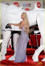 组图：Gaga淡紫长裙扮女神 骑巨马获猛男抱入场