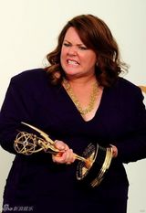 组图：艾美奖后台 梅丽莎-麦卡西开心亲吻奖杯