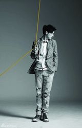 组图：严爵最新写真曝光 大红西装显另类风