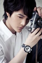 幻灯图：孙坚最新时尚大片 红色偶像演绎文艺痞男