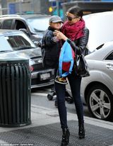 组图：米兰达-可儿皮衣亮相帅气 爱子戴鸭舌帽卖萌