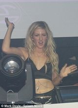 组图：埃利-古尔丁夜场豪放 畅饮香槟裸男相伴