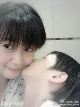 组图：孟庭苇5岁爱子搞怪帅气爱亲亲